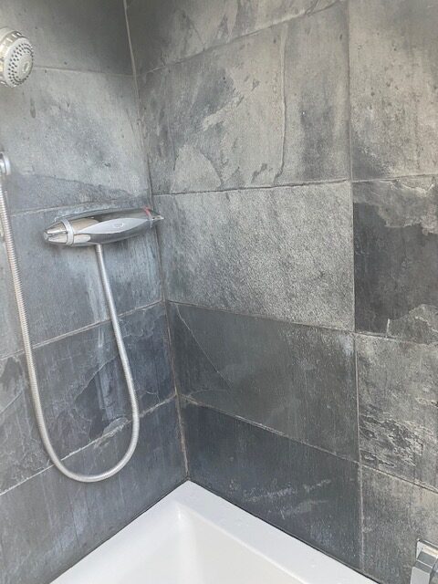Détartrage des robinetteries de salle de bain pour prévenir les dommages liés au calcaire