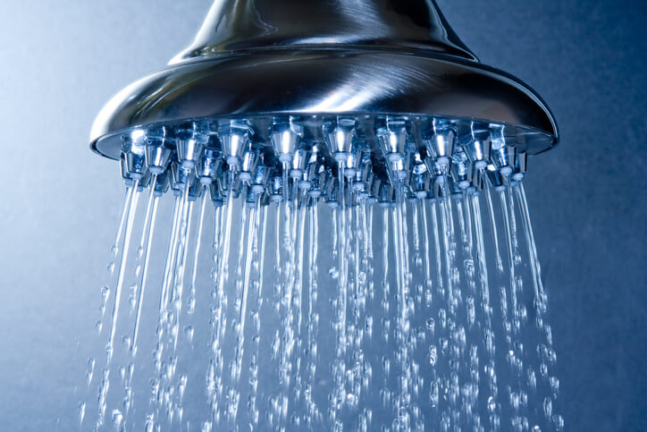 Effets de l'eau chlorée de la douche sur la peau et les cheveux avec comparaison de filtres StoneStream
