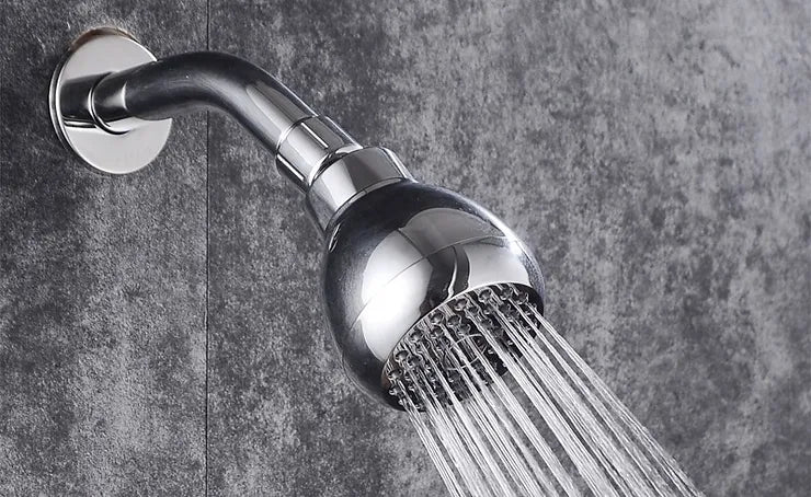 Différents modèles de pommeaux de douche, incluant des versions à main, effet pluie et filtrantes